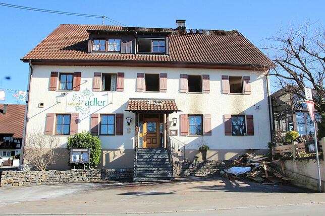 Von außen sieht es weniger schlimm als es ist. Das gesamte Innere des alten Gebäudes ist zerstört. Die Feuerwehr schätzt den Schaden auf ...