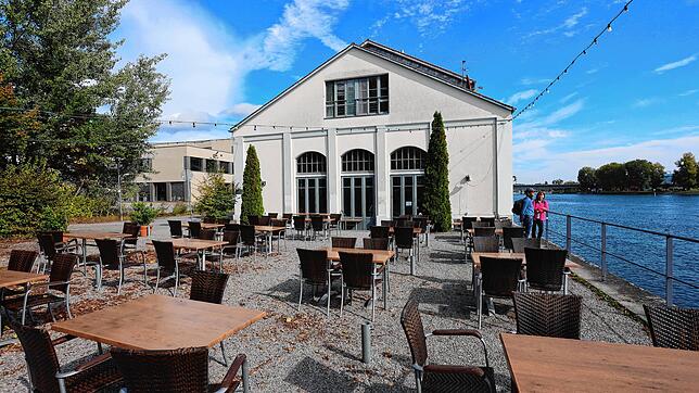 Gähnende Leere: Das Restaurant Bleiche und der angrenzende Biergarten. Das Wirte-Paar Hammerer musste Insolvenz anmelden. Spätestens im ...