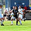 Chancenlos war der FC Hochemmingen (weiße Trikots) gegen den FC 08 Villingen. Auf unserem Bild setzt sich der Villinger Probespieler ...