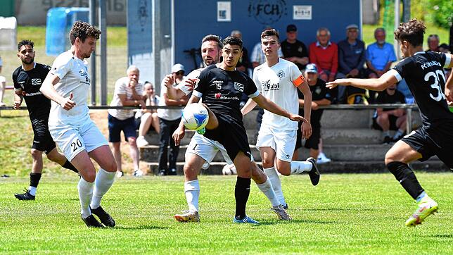 Chancenlos war der FC Hochemmingen (weiße Trikots) gegen den FC 08 Villingen. Auf unserem Bild setzt sich der Villinger Probespieler ...