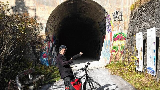 Der Autunnel auf der ehemaligen Heubergbahnstrecke, gebaut 1922, ist für Radfahrer saniert worden. Hier geht es mitten hinein nach ...