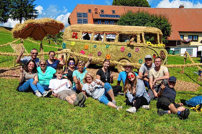 Bild 18: Aufbauarbeiten zum 11. Höchenschwander Strohskulpturen-Wettbewerb mit Bauernmarkt in Höchenschwand