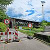 Kein Durchkommen: Zäune und Schilder schirmen das Gelände rund um die alte Eisenbahnbrücke in Oberlauchringen ab.