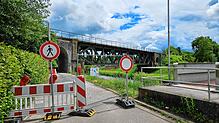 Kein Durchkommen: Zäune und Schilder schirmen das Gelände rund um die alte Eisenbahnbrücke in Oberlauchringen ab.