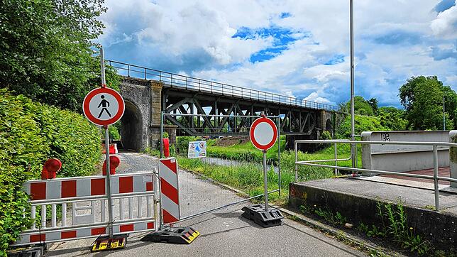 Kein Durchkommen: Zäune und Schilder schirmen das Gelände rund um die alte Eisenbahnbrücke in Oberlauchringen ab.