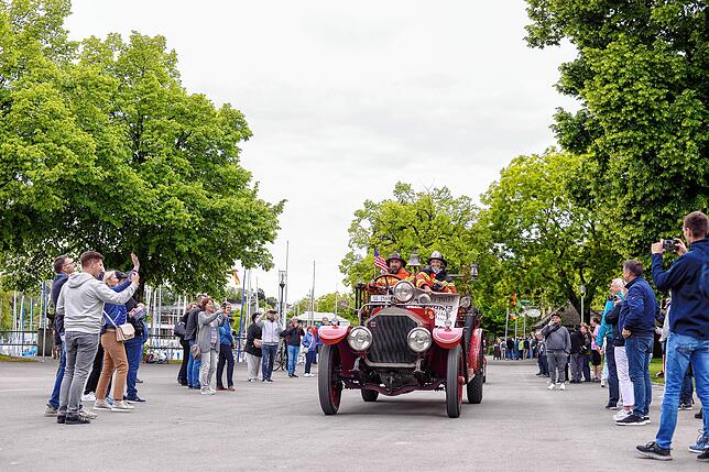 Bild 15: Oldtimerparade in Friedrichshafen lockt zahlreiche Zuschauer – exklusive Bilder!