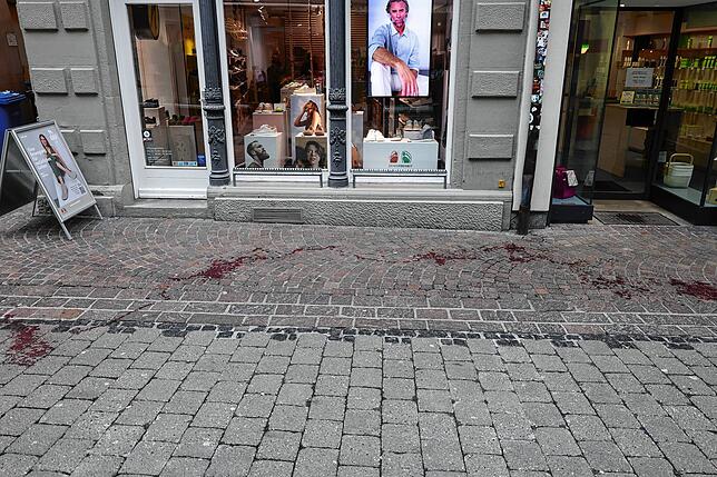 (Archivbild) Noch am Montag, 3. Februar, sind die blutigen Spuren des Messerangriffs vom Wochenende auf drei junge Männer in der ...