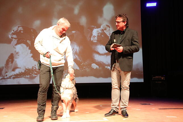 Mit Teamgeist: Norbert Wolf (links) und sein Hund Sly, zeigten Filmemacher Rainer Jörger und den Zuschauern, was beim Agility-Training ...