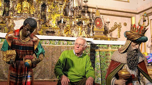 Korrekt oder nicht? Der ehemalige Münstermesner Konrad Schatz zeigt zwei der drei Krippen-Könige Caspar (links) und Melchior. Um die ...