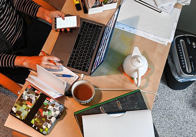 Ein Frau arbeitet im Homeoffice – nur wenige wünschen sich die vollständige Rückkehr ins Büro.