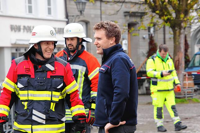 Der Leiter der Abteilung Stadt, Thomas Schnell (links), im Gespräch mit Feuerwehrkommandant Ludwig Ehing auf der Hofstatt.