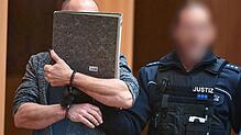 Ein Angeklagter wird in Stuttgart-Stammheim beim Beginn eines Prozesses um Reichsbürger, die mutmaßlich einen Umsturz in Deutschland ...