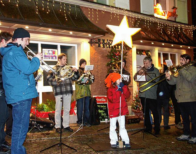 Weihnachtliche Melodien erklangen an vielen Stellen in der Stadt, auch hier vor dem „Hähnle“.