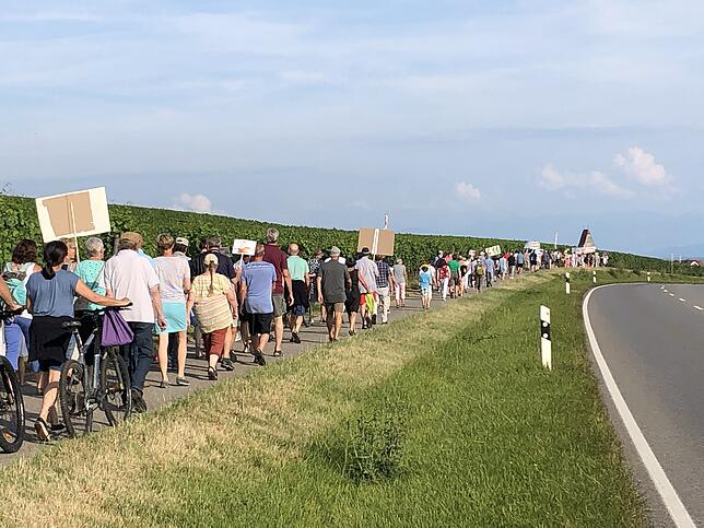 Der Sternmarsch aus Stetten auf dem Weg nach Hagnau.