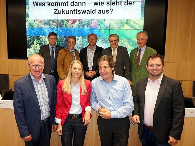 Beim dritten Runden Tisch zum Thema Wald im Landratsamt Waldshut: Landrat Martin Kistler (hinten von links) mit den Teilnehmern der ...