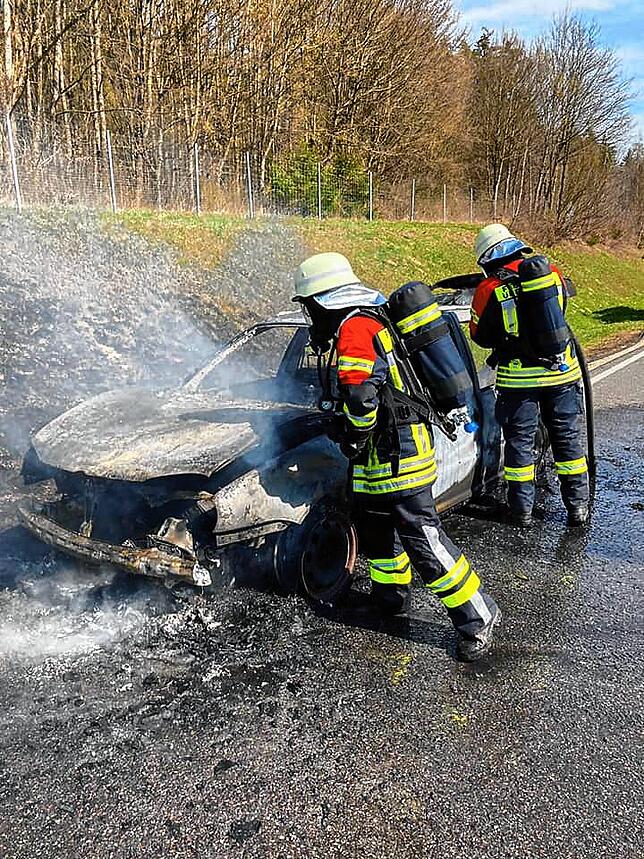 Auf der B31-neu brannte am Gründonnerstag ein Auto.