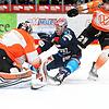 Die Schwenninger Wild Wings um Alexander Karachun (Mitte) mussten zuhause eine Niederlage gegen die Grizzlys Wolfsburg hinnehmen. Bild: ...