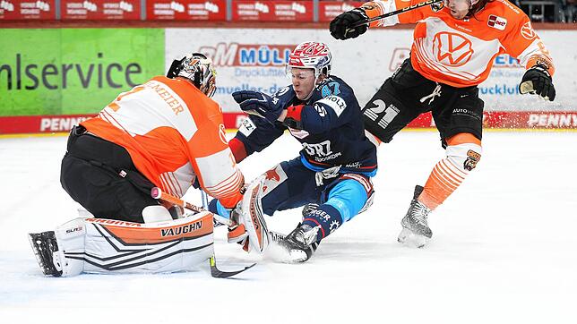 Die Schwenninger Wild Wings um Alexander Karachun (Mitte) mussten zuhause eine Niederlage gegen die Grizzlys Wolfsburg hinnehmen. Bild: ...