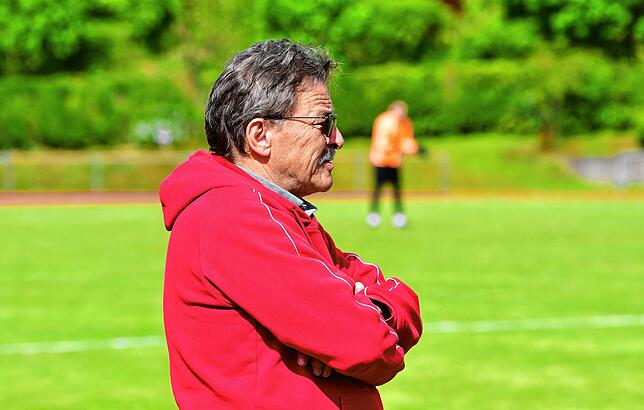 Trainer Karl-Frieder Sütterlin (TuS Binzen) staunt über Patrice Glaser: „Wahnsinn, was der Junge abliefert.“