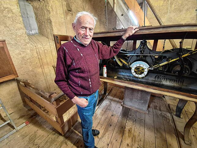 Fritz Rüd steigt jeden Tag 98 Treppenstufen hinauf, um die Kirchturmuhr aufzuziehen.