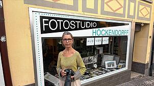 Marita Höckendorff vor ihrem Fotostudio in der Laufenburger Altstadt. Aktuell läuft der Ausverkauf.