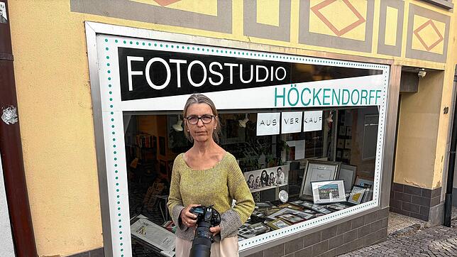 Marita Höckendorff vor ihrem Fotostudio in der Laufenburger Altstadt. Aktuell läuft der Ausverkauf.