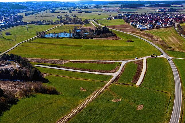Die Anlage für das Nassholzlager Villingen Süd. Links am Bildrand die alte Deponie, das Dreckloch, und rechts Rietheim.