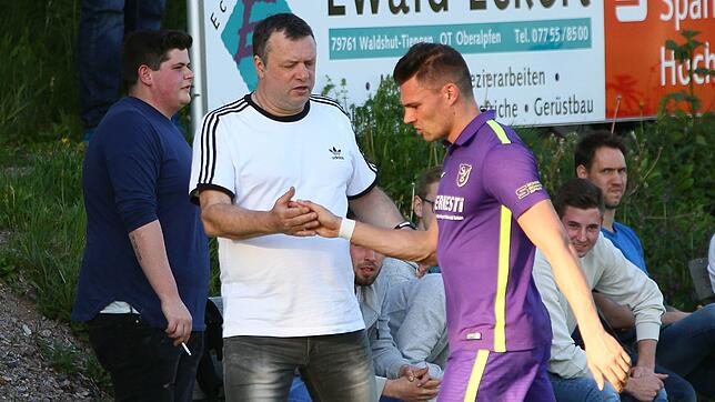 Abschied nach vier Jahren: Michael Hägele (Mitte, mit Pascal Pecoraro) ist ab Sommer nicht mehr Trainer des SV Buch.