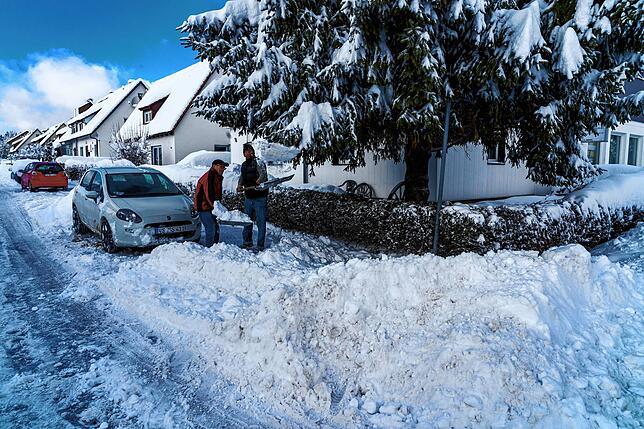 Winter-Impressionen in VS.Lar Rapp ist 84 Jahre alt und hatte es gerade geschafft einen kleinen Fußweg rund um sein Haus frei zu ...