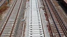 Das fehlt doch was: Am Gleis drei wird in Villingen beim Bahnhof über Ostern mit Volldampf gebaut. Erst ab Ostersonntag sind Reisende ...