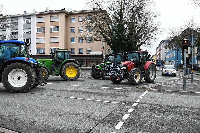 An der Einmündung der Freiheitstraße in die Freiheitstraße kam gegen 10.45 bis 11 Uhr ebenfalls eine Gruppe von Traktoren vorbei. ...