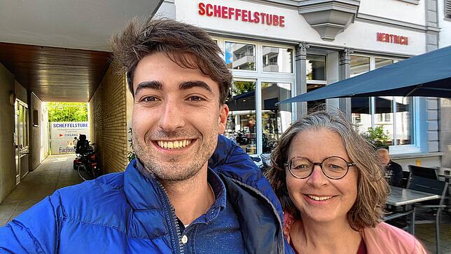 Sichtlich zufrieden sind die SÜDKURIER-Testesser: Maximilian Terwiel und Jacqueline Weiß nach dem Mittagessen in der Singener Scheffelstube.