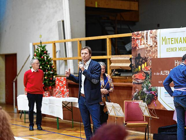 Sozialbürgermeister Andreas Hein spricht ein Grußwort.