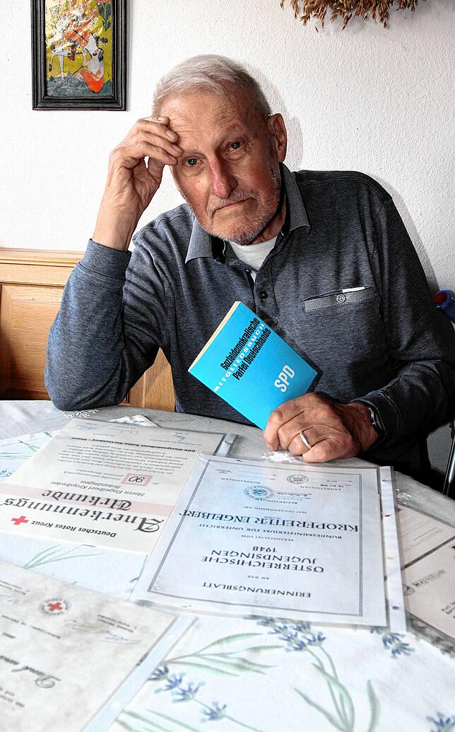 Seit 70 Jahren hat Engelbert Kropfreiter sein SPD Parteibuch. Auf dem Tisch liegen auch viele Ehrenurkunden der Vereine.