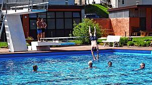 Sanierung und Betrieb des Vöhrenbacher Schwimmi kosten viel Geld. Wäre ein interkommunales Hallenbad günstiger? Eher nein. Foto: Stefan ...