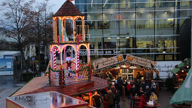 Am ersten Tag der &bdquo;Bodensee Weihnacht&ldquo; hat der Regen das winterliche Bild getrübt. Die Weihnachtspyramide von Schausteller ...