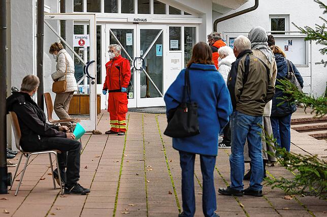 Wartende Mooser Bürger vor dem Bürgerhaus. Meistens dauerte es nur wneige Minuten, bevor man in das Gebäude eintreten durfte.