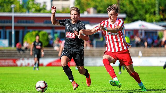 Villingens Leon Albrecht (links) im Duell mit Noah Hirth vom Offenburger FV. Beim 5:2-Auswärtserfolg trafen fünf verschiedene ...