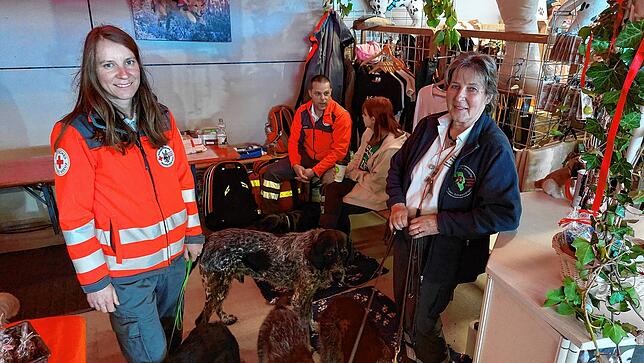 Laura Weber und Ines Laufer, Staffelleiterinnen der DRK-Rettungshundestaffel Villingen-Schwenningen.