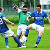 Matthias Hummel (FC Bräunlingen, rechts), Eric Maier (DJK Villingen, Mitte) und Pascal Götz (FC Bräunlingen) versuchen alle, an den Ball ...