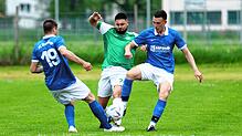 Matthias Hummel (FC Bräunlingen, rechts), Eric Maier (DJK Villingen, Mitte) und Pascal Götz (FC Bräunlingen) versuchen alle, an den Ball ...