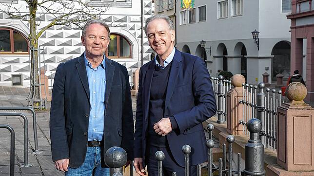 Früher gemeinsam beim FC Singen 04 am Ball, dann beim SÜDKURIER und Engener Rathauschef: Redakteur Albert Bittlingmaier (links) und ...