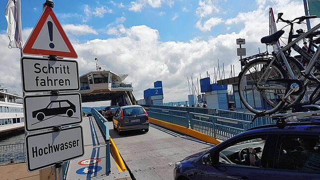 (Archivbild) Auch Mitte Juli 2021 stellten die Stadtwerke die Warnschilder auf, dass der hohe Bodenseepegel dazu führt, dass Autos bei ...