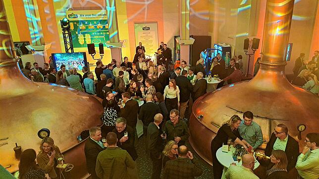 Mehrere Hundert Gäste, unter anderem aus Politik und Wirtschaft, kommen zum Neujahrsempfang von Fürstenberg im Sudhaus der Brauerei.