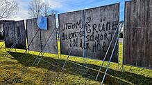 Viele beschädigte Wahlplakate sind ein deutliches Zeichen eines aus dem Ruder laufenden Wahlkampfs.