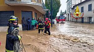 Ein Screenshot aus einem Handout-Video der italienischen Feuerwehr Vigili del Fuoco zeigt eine Szene in der Stadt Cabiate nördlich von ...