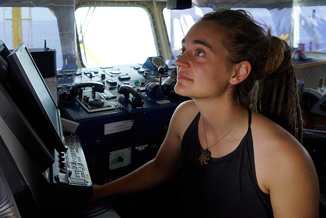 Kapitänin Carola Rackete an Bord der Sea Watch 3. Ende Juni lief sie trotz Verbots in den Hafen von Lampedusa ein und wurde verhaftet. ...