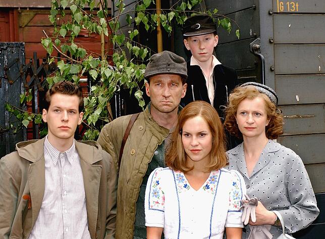 Eine ihrer wichtigsten Arbeiten: Johanna Gastdorf (rechts) Anfang der 2000er-Jahre in „Das Wunder von Bern“ mit ihrer Filmfamilie, ...