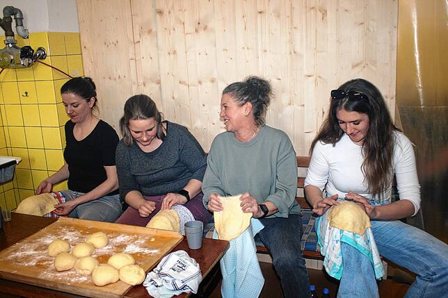 Vier der fleißigen Chichli-Bäcker beim Formen. Von links: Nicole Engel, Julia Dienstberger, Andrea und Svenja Schlatter.