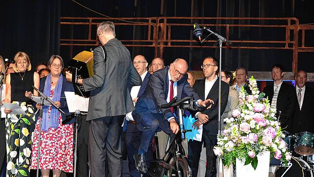Während seine Kollegen ihm zu Ehren singen, muss Schulleiter Michael Becker ordentlich in die Pedale treten. Foto: Christiane Sahli